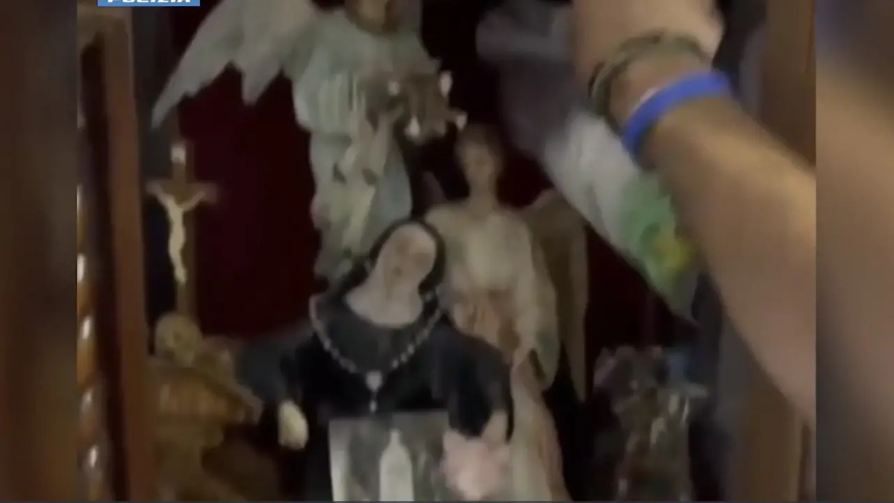 Cocaina in casa fra le statuette religiose, un arresto a Milano