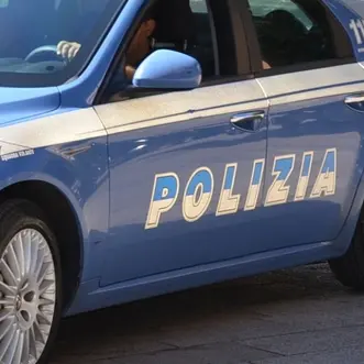 Gli strappa il cellulare e lo prende a pugni: arrestato dalla polizia