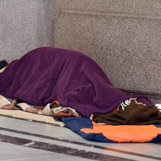 Alleanza Verdi e Sinistra: «In aumento le donne costrette a dormire per strada»