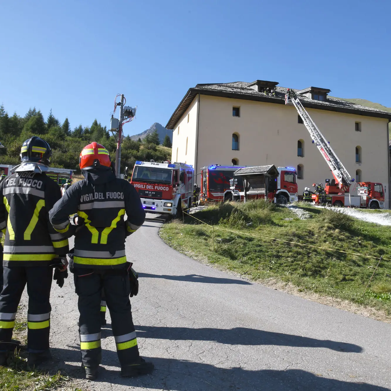 Passo del Tonale, incendio all'hotel Mirandola: fiamme sul tetto