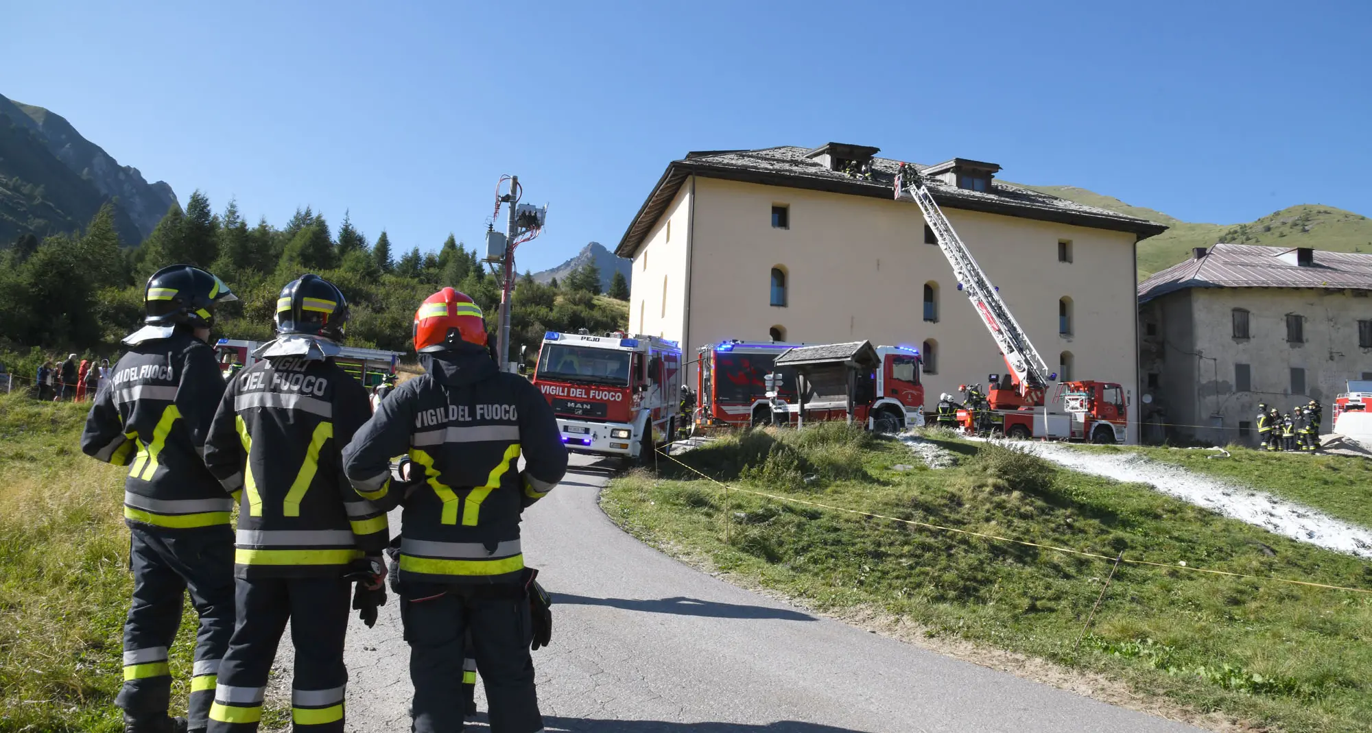 Passo del Tonale, incendio all'hotel Mirandola: fiamme sul tetto