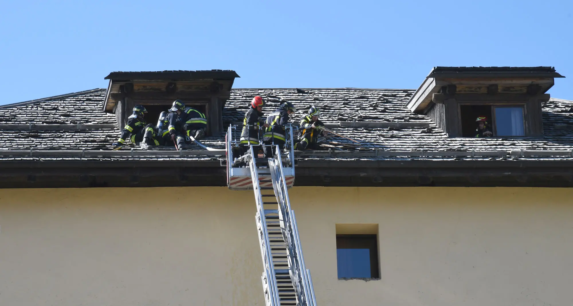 Incendio a Vermiglio, fiamme sul tetto dell'hotel Mirandola (Foto Bertolini)