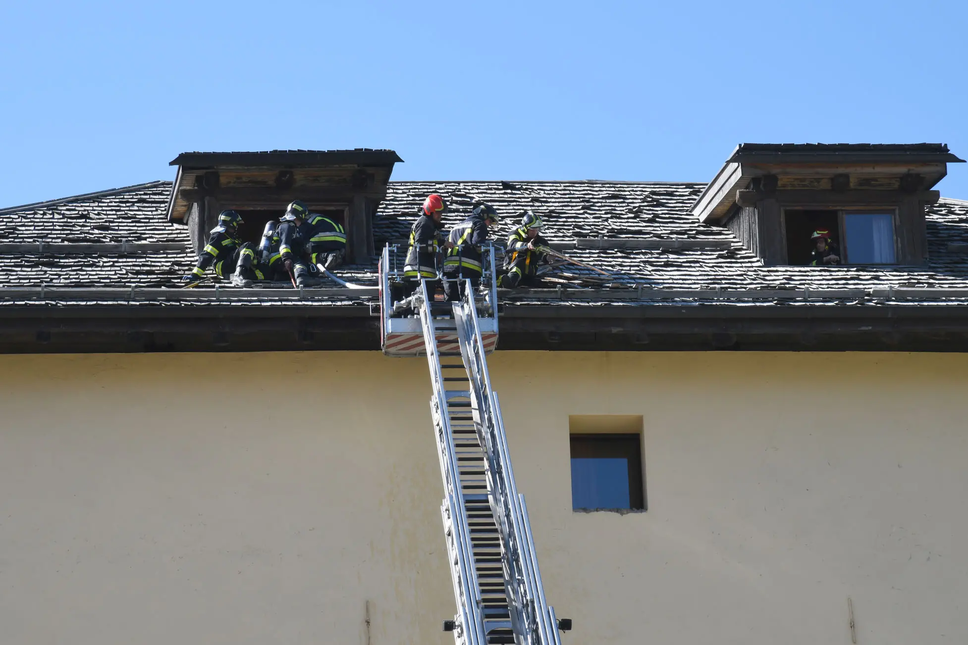 Incendio a Vermiglio, fiamme sul tetto dell'hotel Mirandola (Foto Bertolini)
