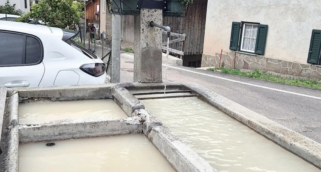Acqua marrone, albergatori: «Ora basta»