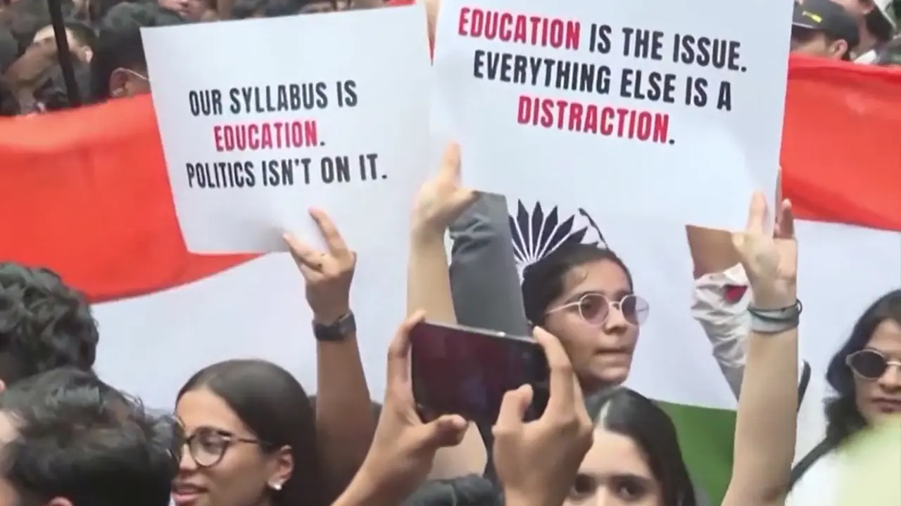 India, a Mumbai la protesta degli studenti del \"Partito popolare delle blatte\"