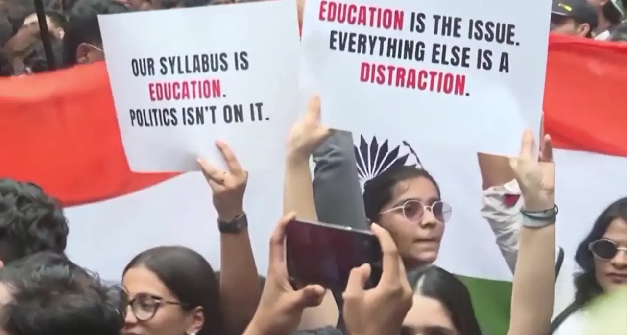 India, a Mumbai la protesta degli studenti del \"Partito popolare delle blatte\"