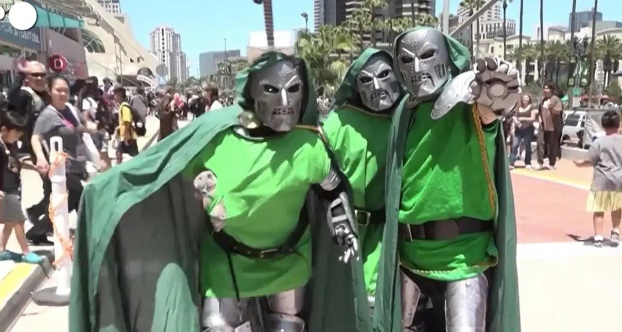 Cosplayer e appassionati di cultura pop al Comic-Con di San Diego