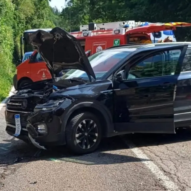 Scontro tra auto, una finisce nel fosso: tre feriti