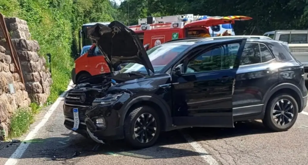 Scontro tra auto, una finisce nel fosso: tre feriti