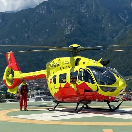 Cade in mountain bike sul sentiero per la malga: ciclista soccorso in elicottero