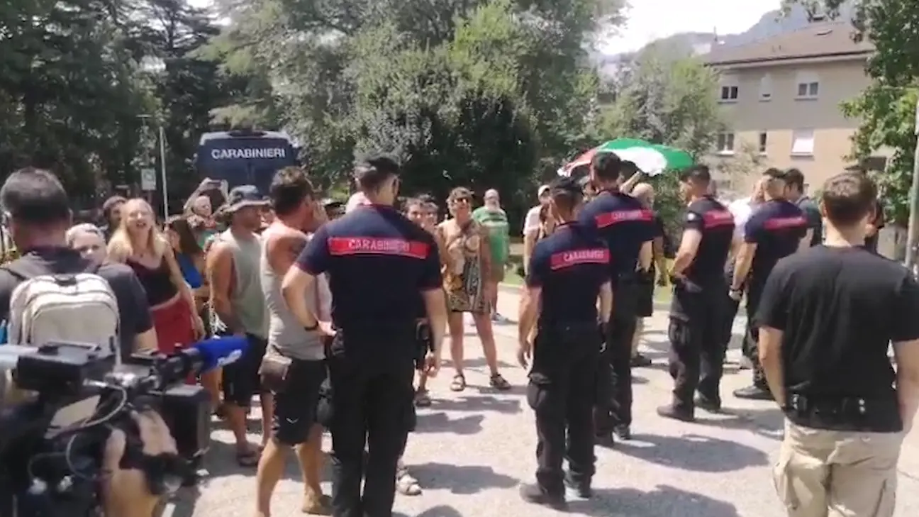 \"Free Palestine\": la manifestazione all'esterno del palazzetto di Rovereto