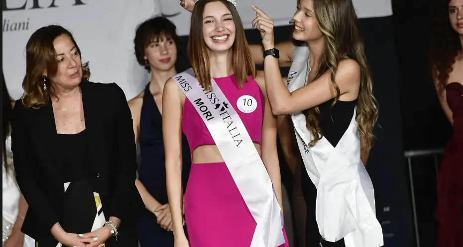 Zoe Daldoss fa sua la fascia di Miss Mori 2026 nella festa sotto le stelle
