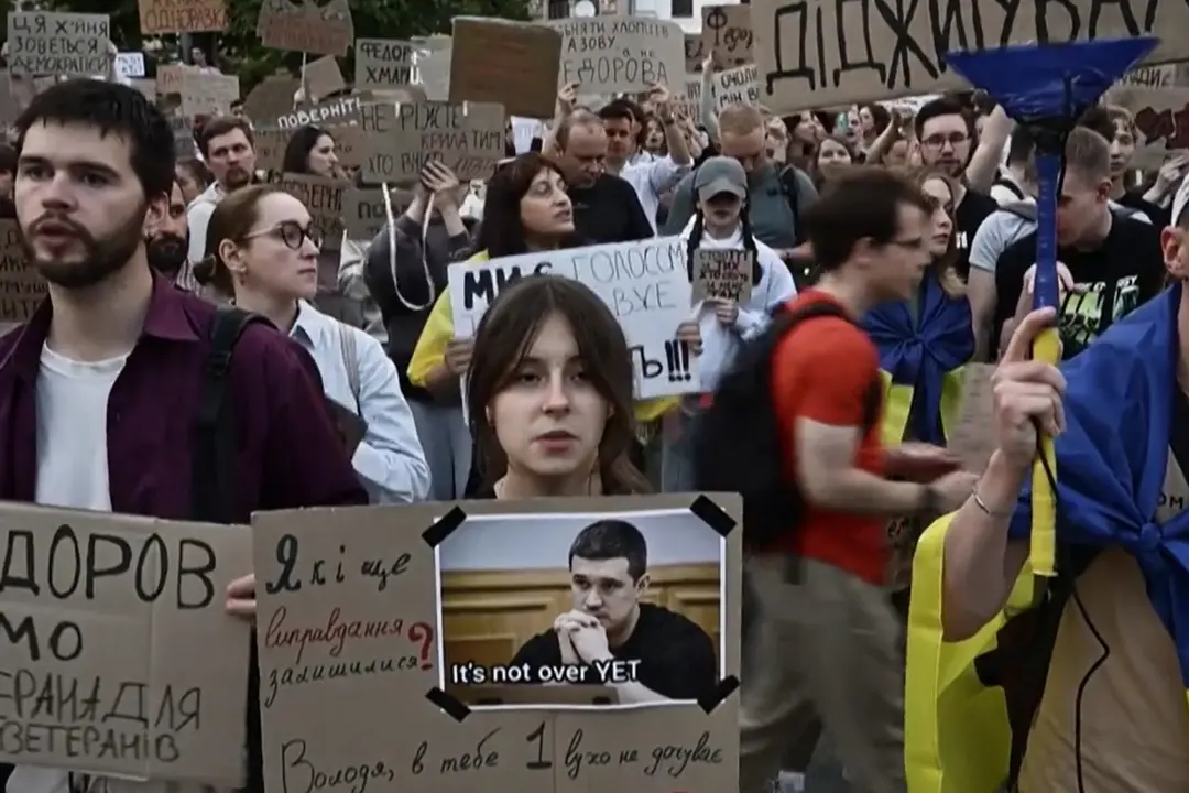 Kiev, proteste per la rimozione del ministro della Difesa ucraino