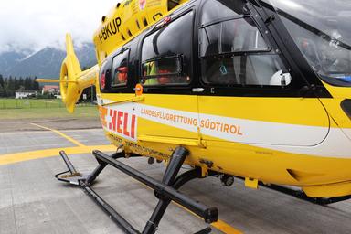 Zona montuosa rocciosa con canalone, intervento di soccorso in alta quota, equipaggio di salvataggio alpino