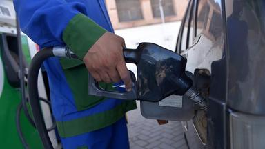 Pompa di benzina e contatore di energia con frecce rialziste, simboli di aumento costi