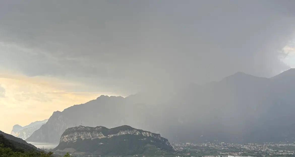 Maltempo in arrivo: domenica con temporali, poi torna il caldo africano
