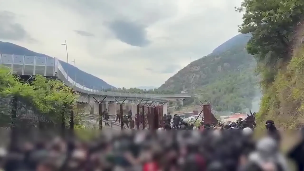 Marcia No Tav, centinaia di incappucciati assaltano il cantiere di Chiomonte