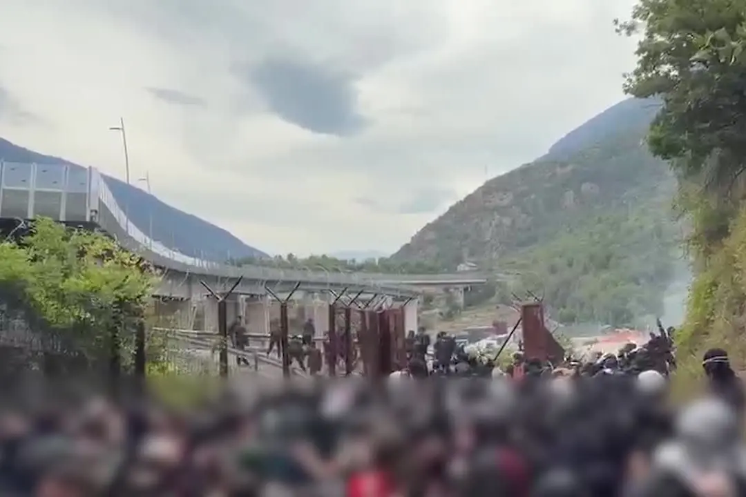 Marcia No Tav, centinaia di incappucciati assaltano il cantiere di Chiomonte
