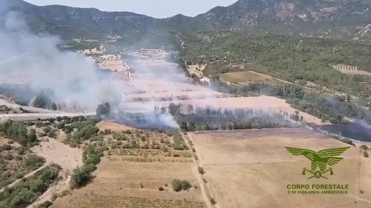 Due Canadair su un incendio nei boschi nel Cagliaritano, evacuazioni