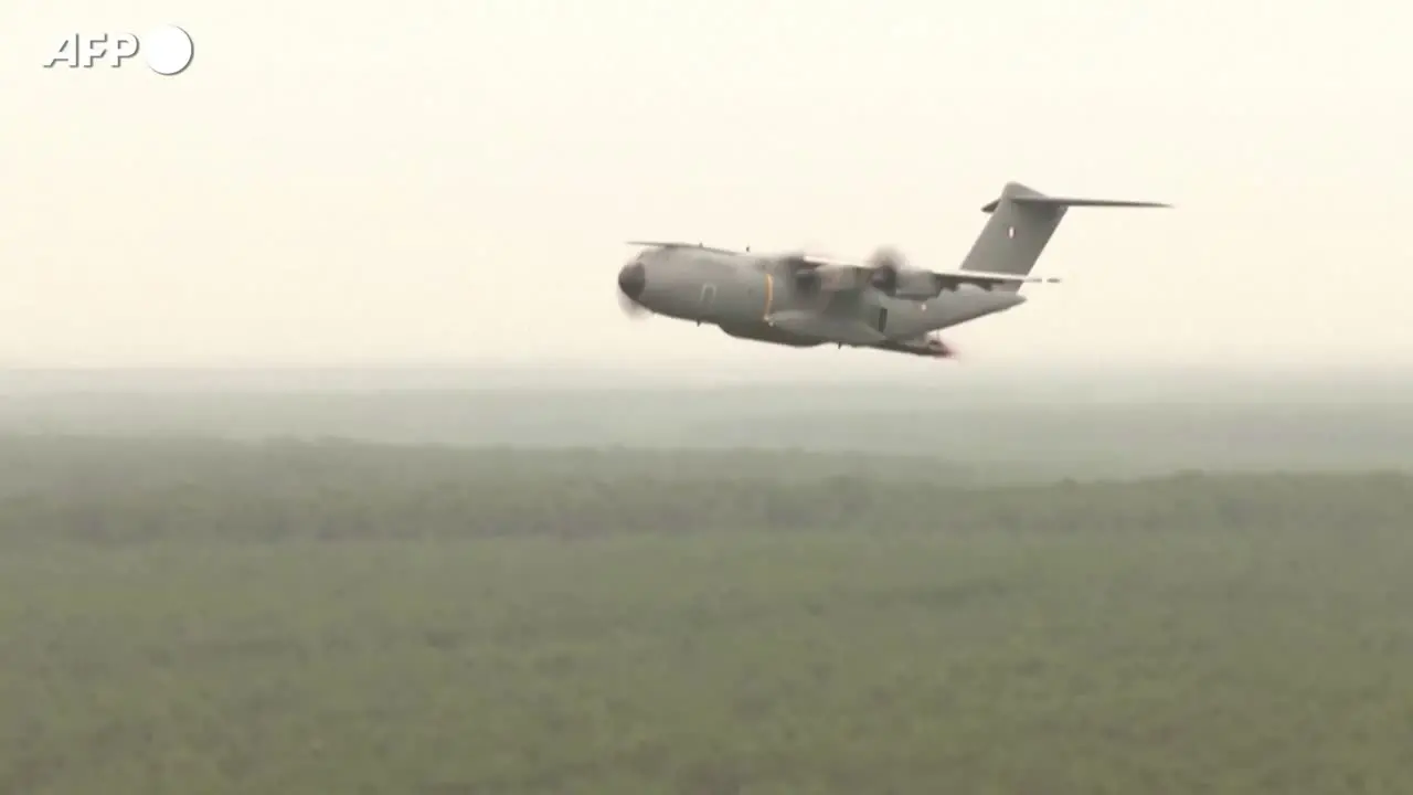 Aereo militare A400M effettua primo lancio antincendio nel sud-ovest della Francia