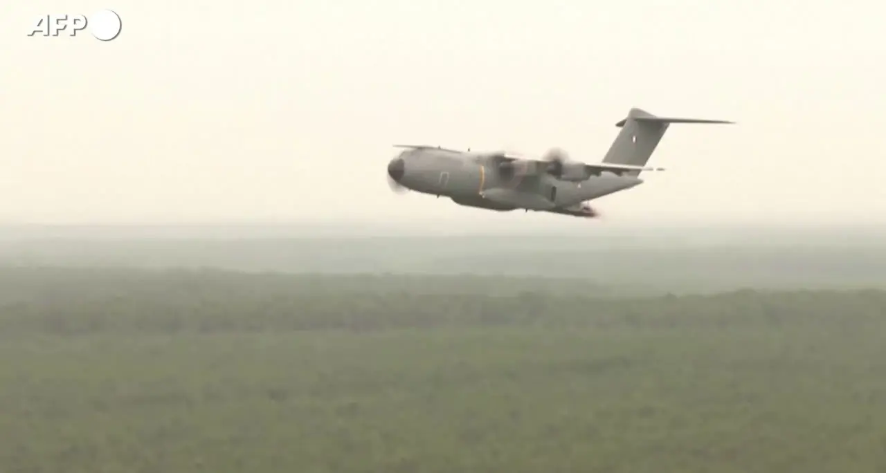 Aereo militare A400M effettua primo lancio antincendio nel sud-ovest della Francia