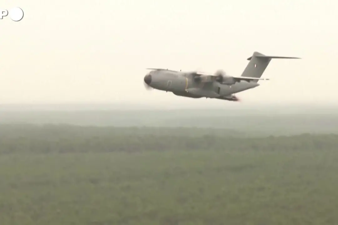 Aereo militare A400M effettua primo lancio antincendio nel sud-ovest della Francia