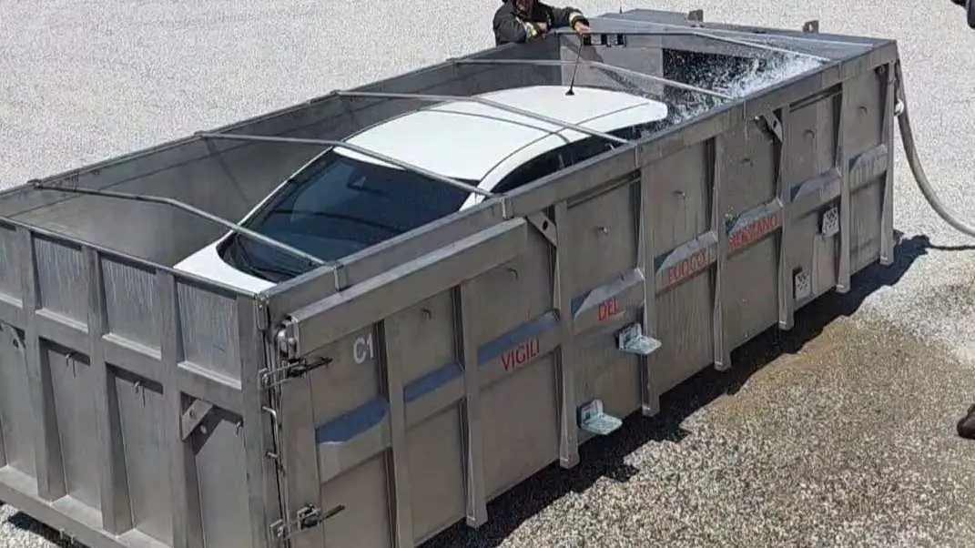 Va a fuoco un'auto elettrica vicino al casello A22, immersa in una grande vasca d'acqua
