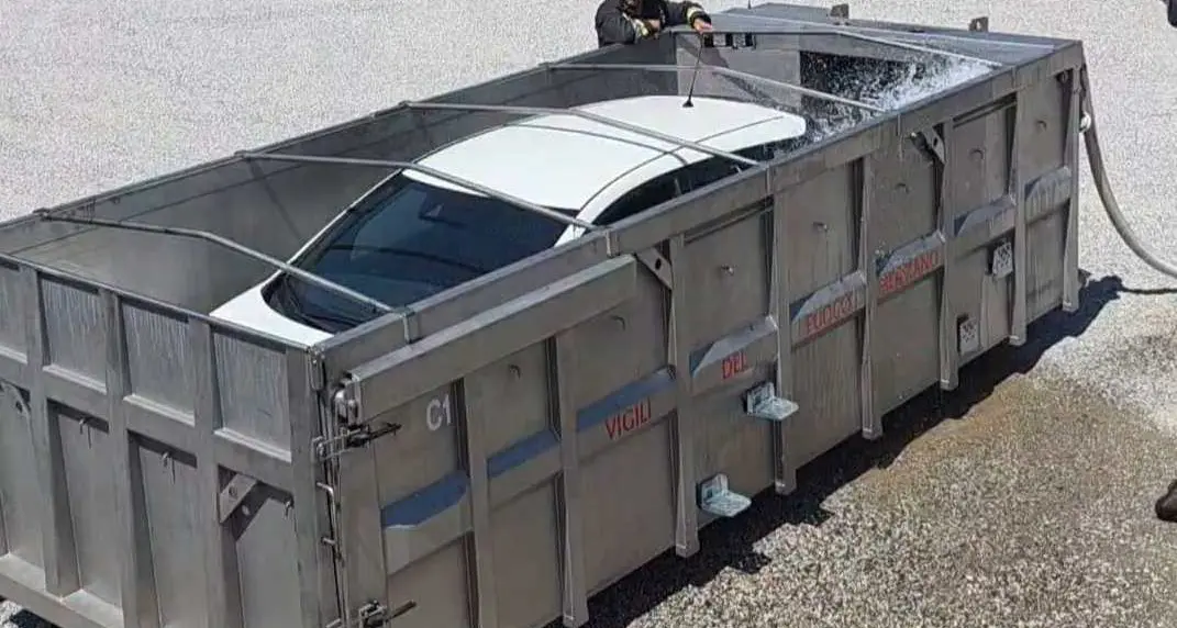 Va a fuoco un'auto elettrica vicino al casello A22, immersa in una grande vasca d'acqua