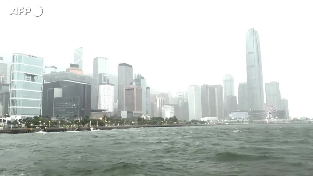 Il tifone Noul tocca terra, colpita anche Hong Kong