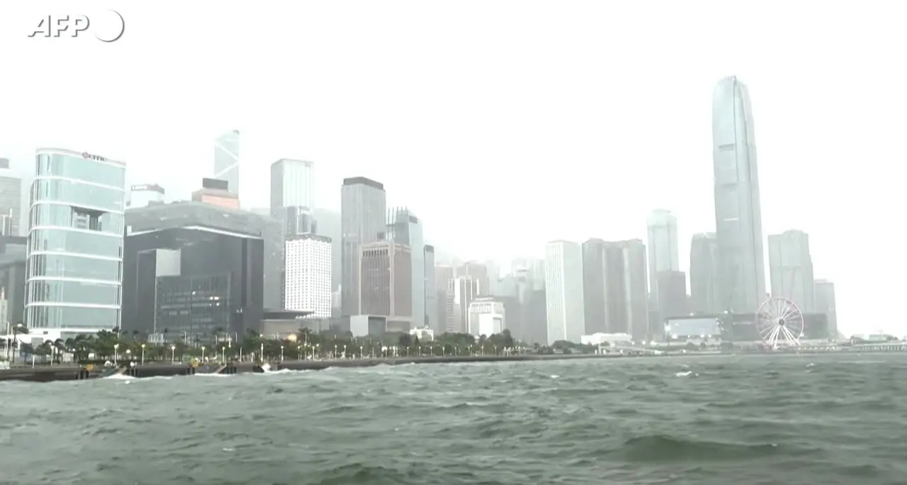 Il tifone Noul tocca terra, colpita anche Hong Kong