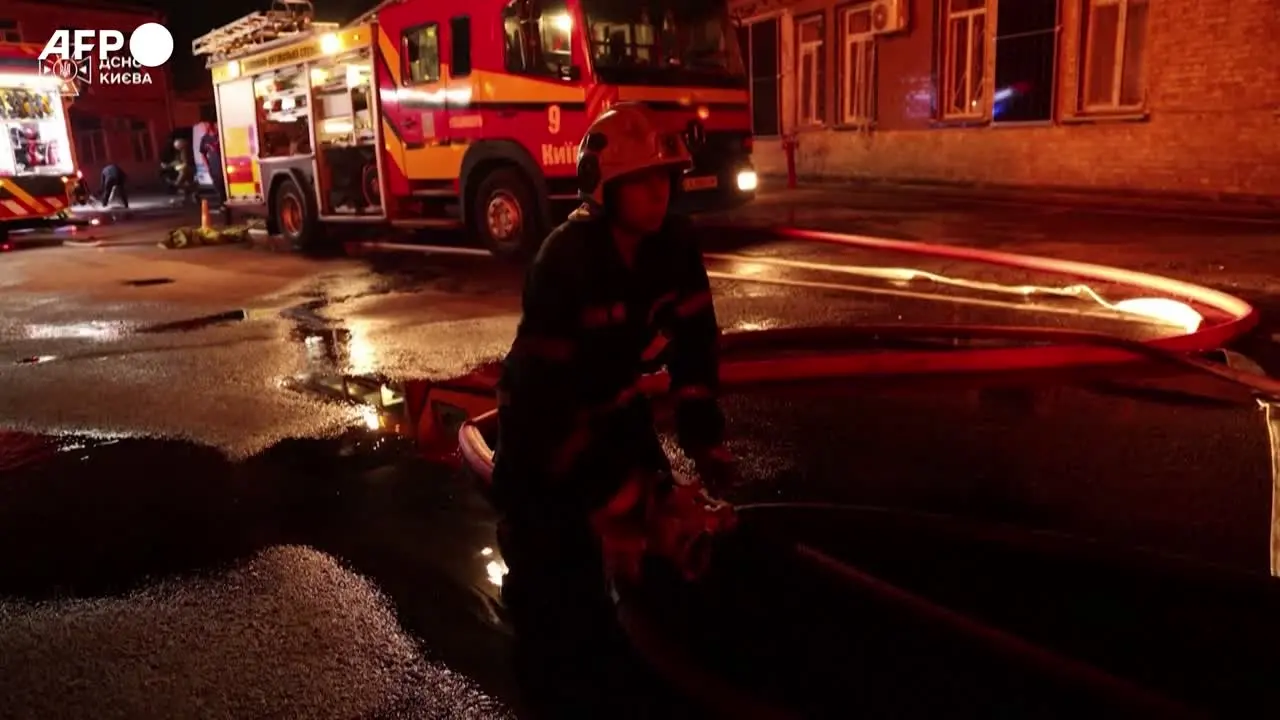 Raid notturno su Kiev, incendi in tre quartieri