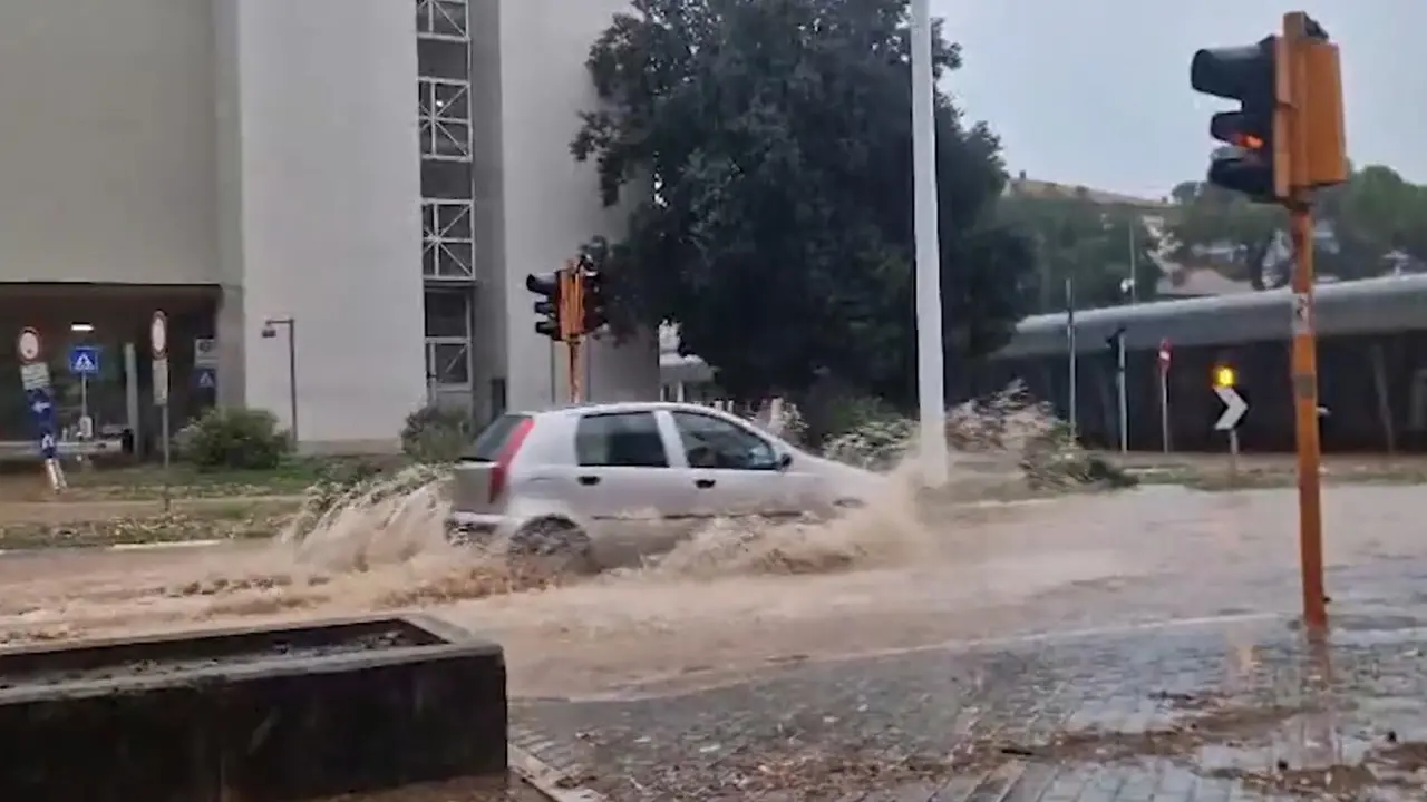 Maltempo a Perugia, disagi per gli automobilisti nelle vie allagate
