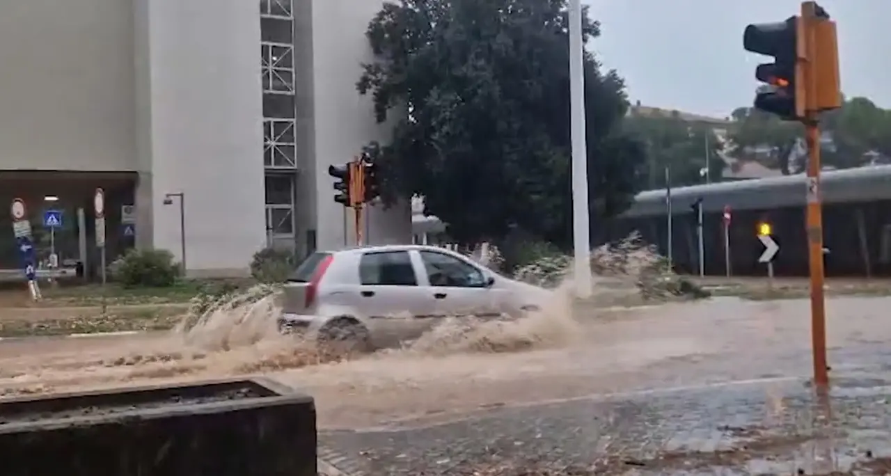 Maltempo a Perugia, disagi per gli automobilisti nelle vie allagate