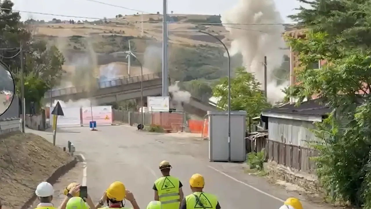 Potenza, abbattuta la campata centrale del viadotto Tiera