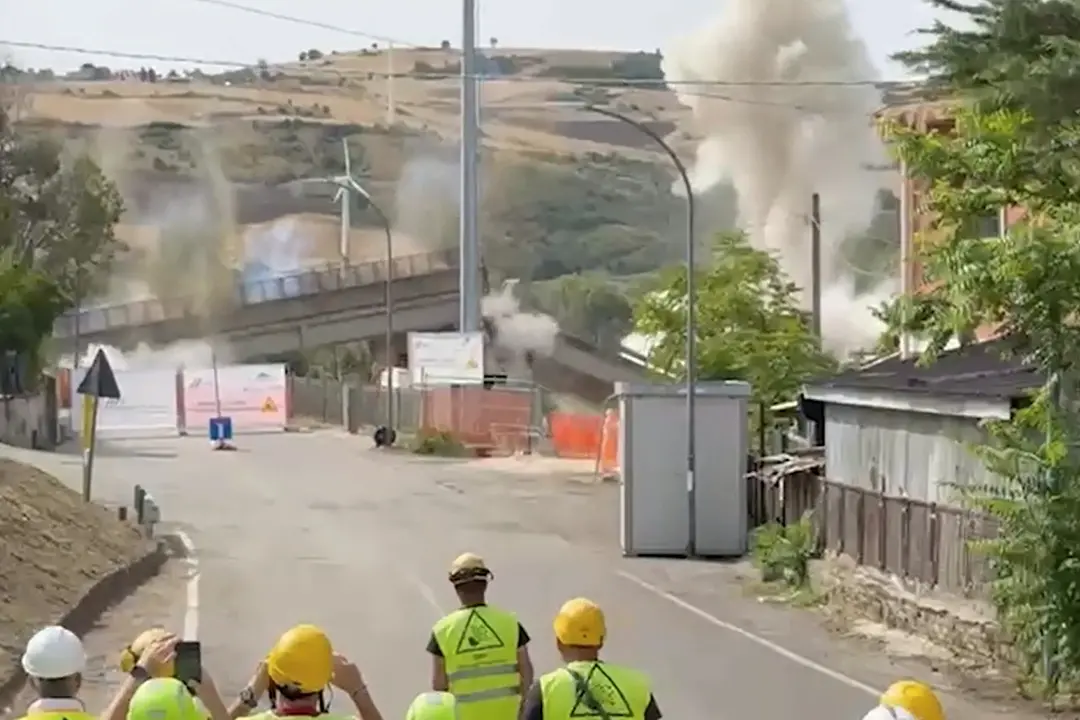Potenza, abbattuta la campata centrale del viadotto Tiera
