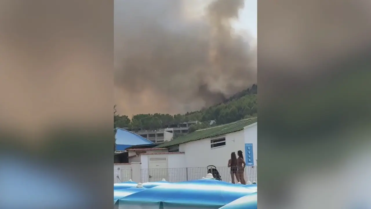 Incendio sul Gargano: le fiamme, dolose e spinte dal vento, minacciano alcuni lidi