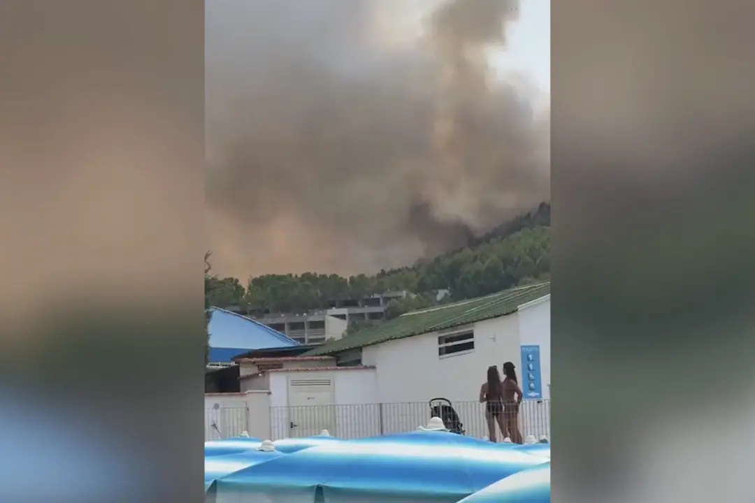 Incendio sul Gargano: le fiamme, dolose e spinte dal vento, minacciano alcuni lidi