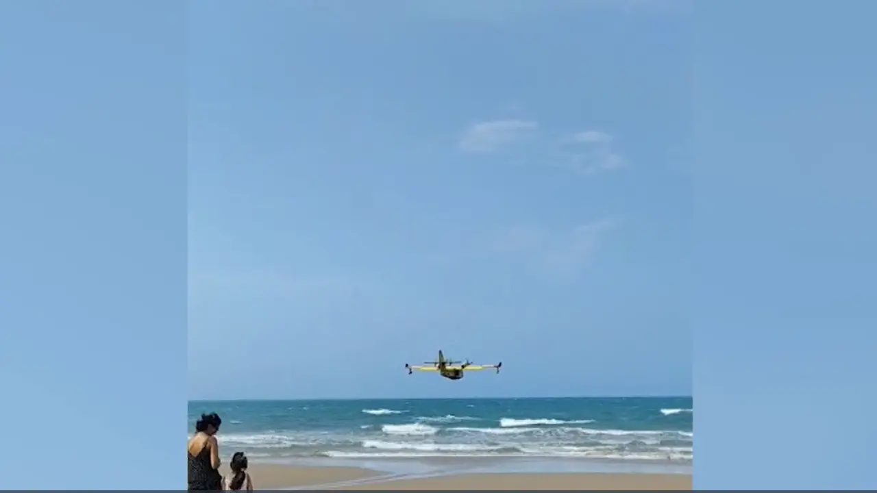 Incendio sul Gargano, Canadair in azione a Peschici