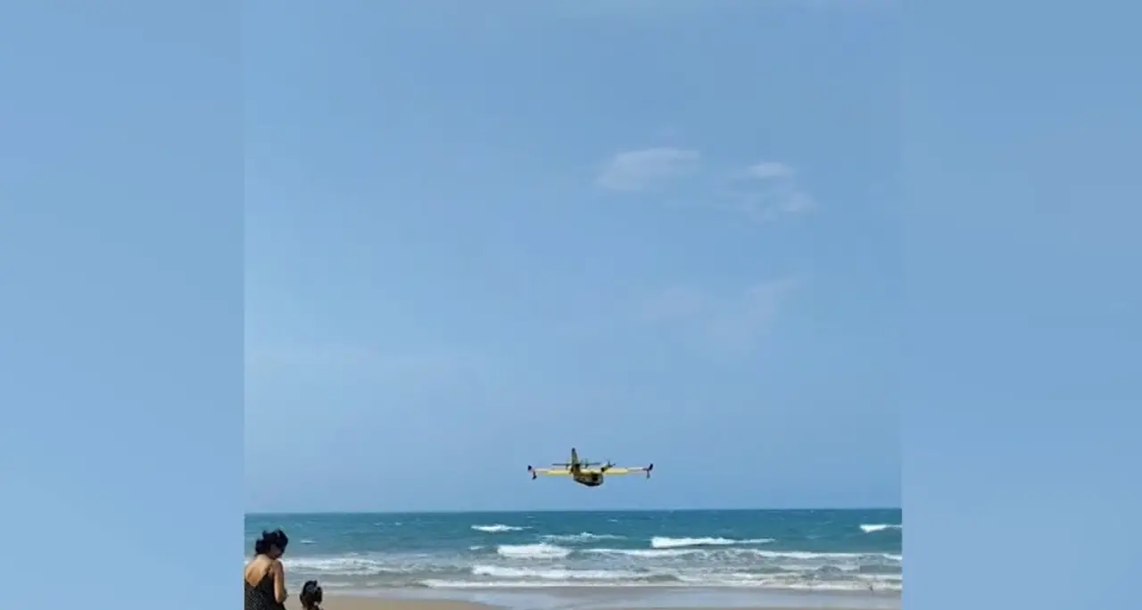 Incendio sul Gargano, Canadair in azione a Peschici
