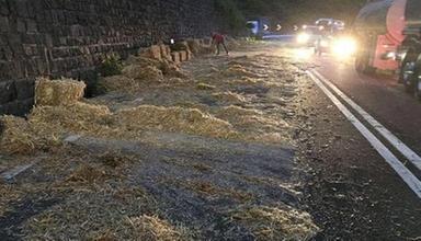 Balle di fieno sparse sulla carreggiata della Valsugana, strada congestionata al mattino
