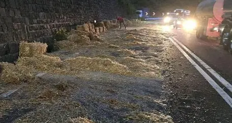Perde il carico di fieno sulla Valsugana: disagi al traffico a Tenna