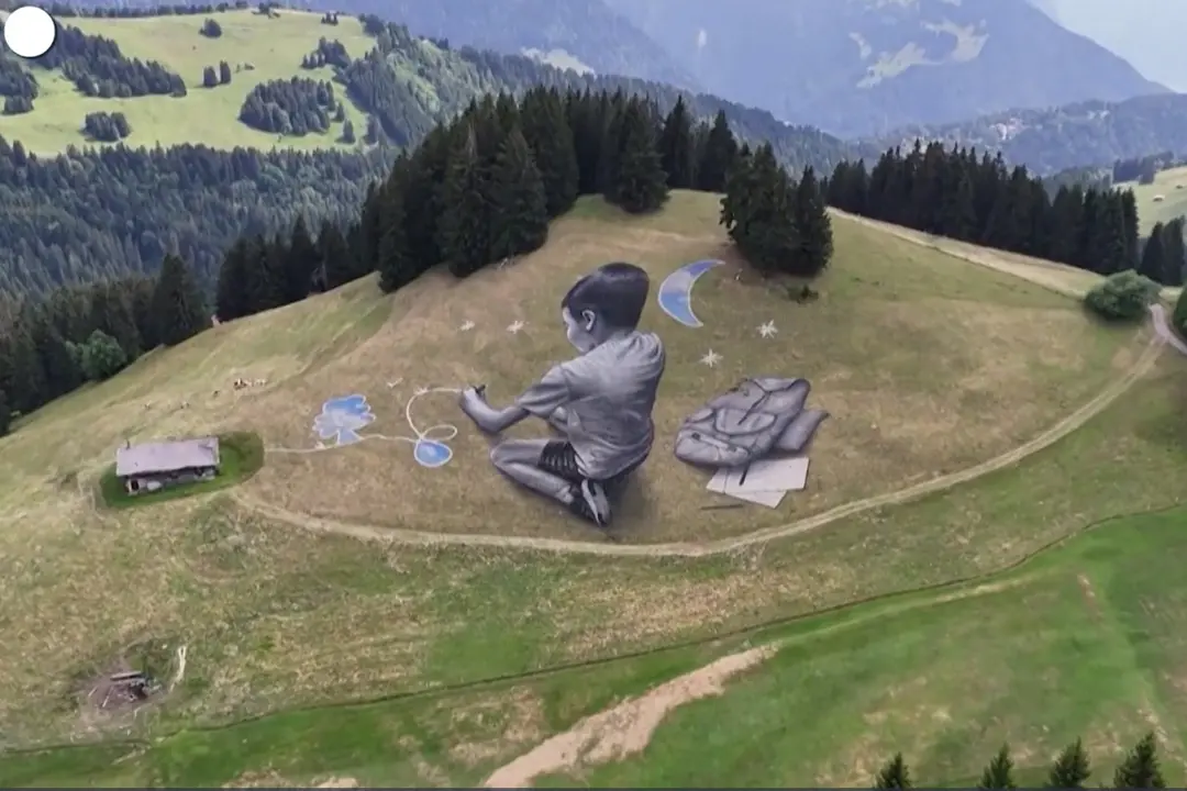 La creatività dei bambini sulle Alpi svizzere, il progetto dell'artista Saype