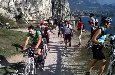 Veduta aerea di impianti sportivi e strutture di una provincia ligure, con atleti in attività, immagine di approfondimento