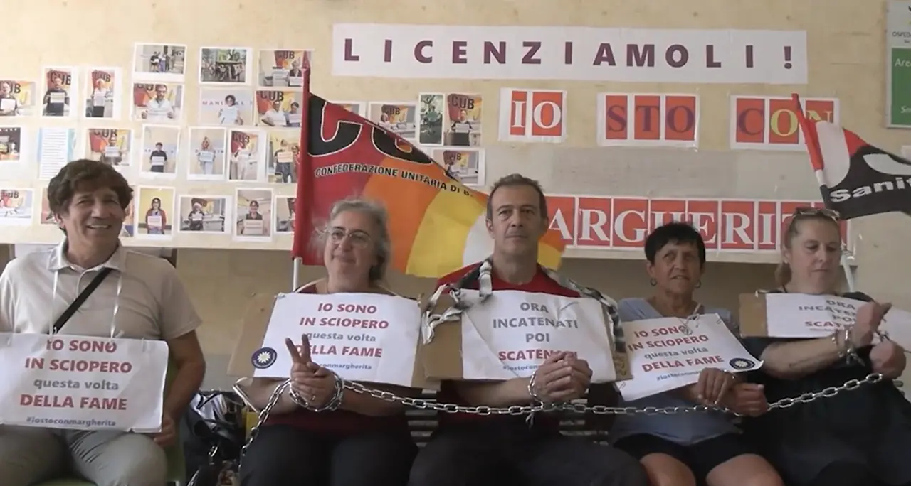 Milano, sindacalista licenziata si incatena al San Raffaele: \"Sciopero della fame\"