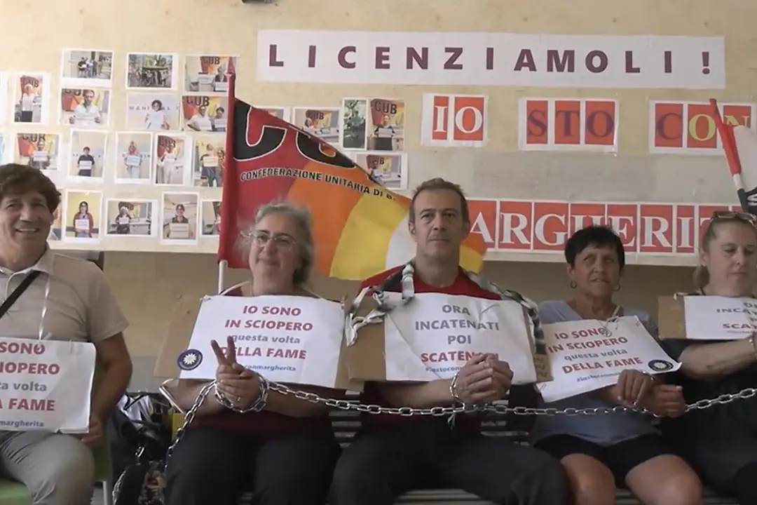 Milano, sindacalista licenziata si incatena al San Raffaele: \"Sciopero della fame\"