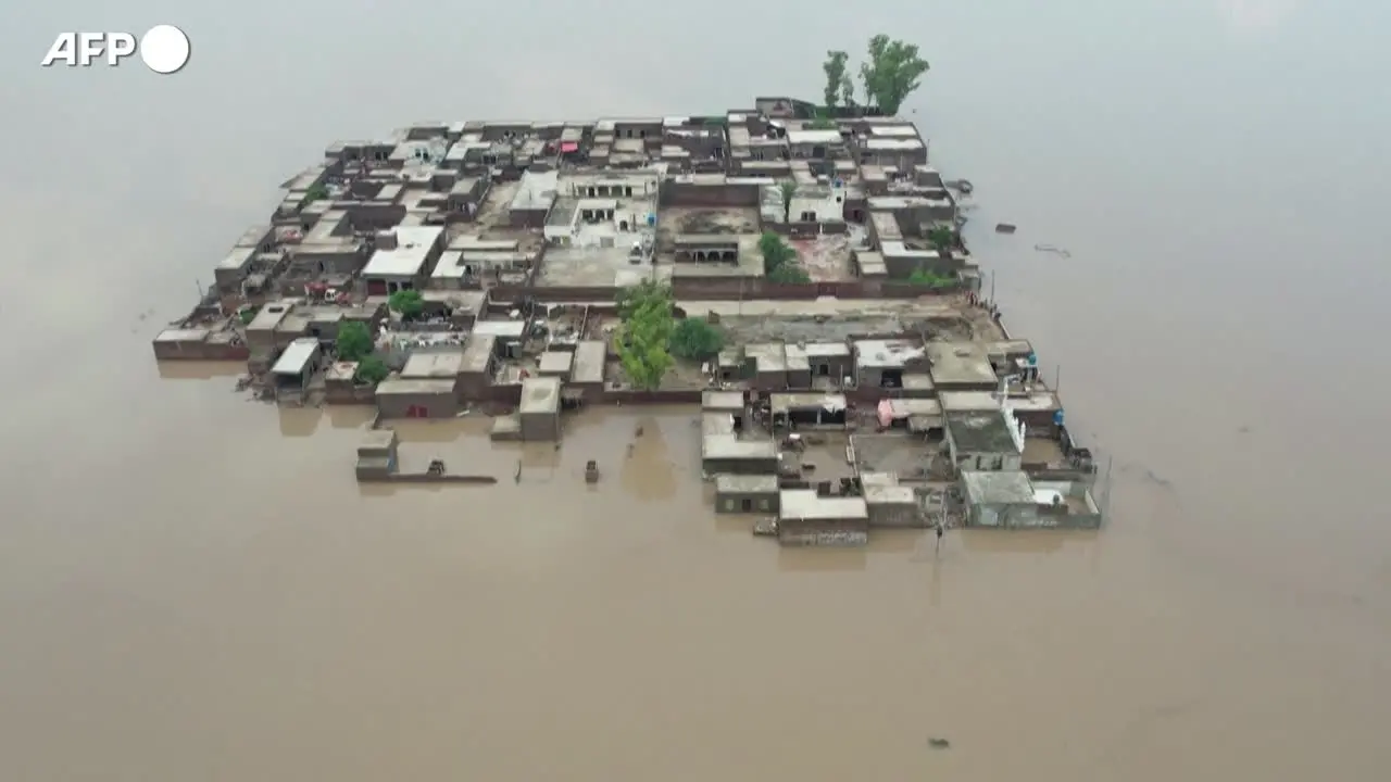 Alluvione in Pakistan, case sommerse e residenti evacuati