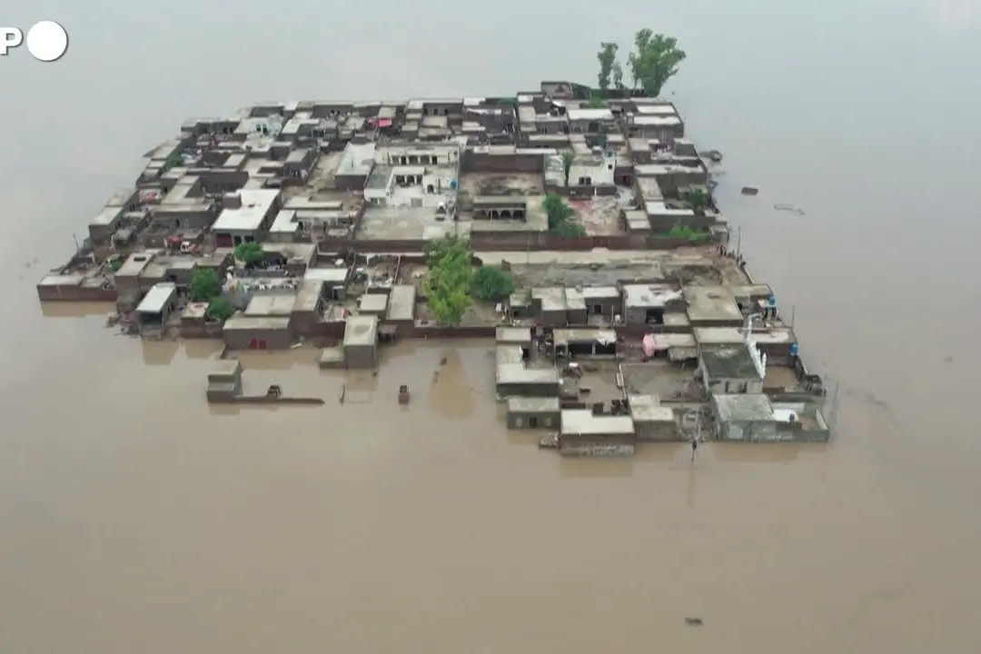 Alluvione in Pakistan, case sommerse e residenti evacuati