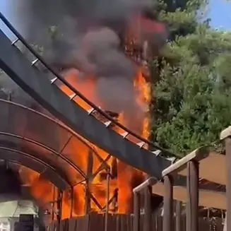 Incendio a Gardaland, fiamme nell'area del Raptor: paura tra i visitatori