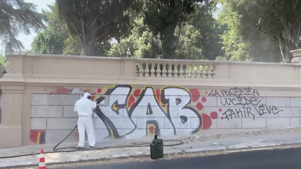 La battaglia di un giovane contro i graffiti a Roma: \"Servono pene severe\"