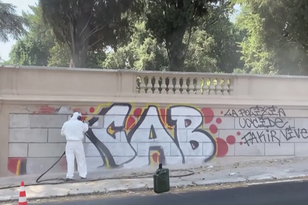 La battaglia di un giovane contro i graffiti a Roma: \"Servono pene severe\"